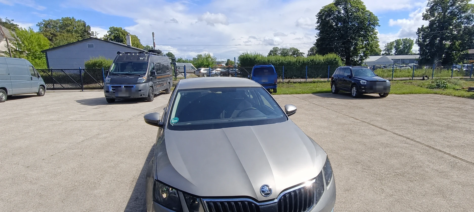 Škoda Octavia przed wymianą szyby – szerszy widok auta
